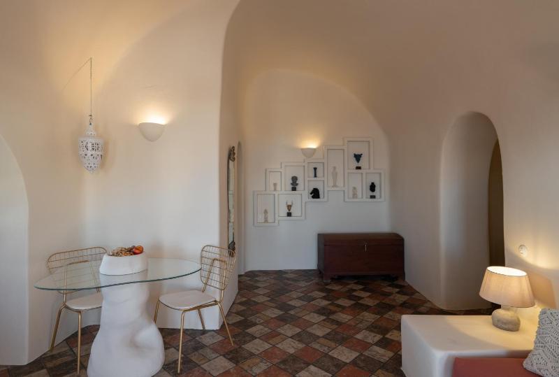 The Architect's Cave House - image 16