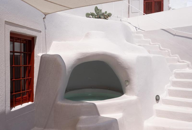 The Architect's Cave House - image 27