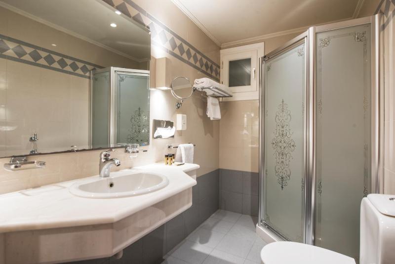 Double or Twin Room image 4