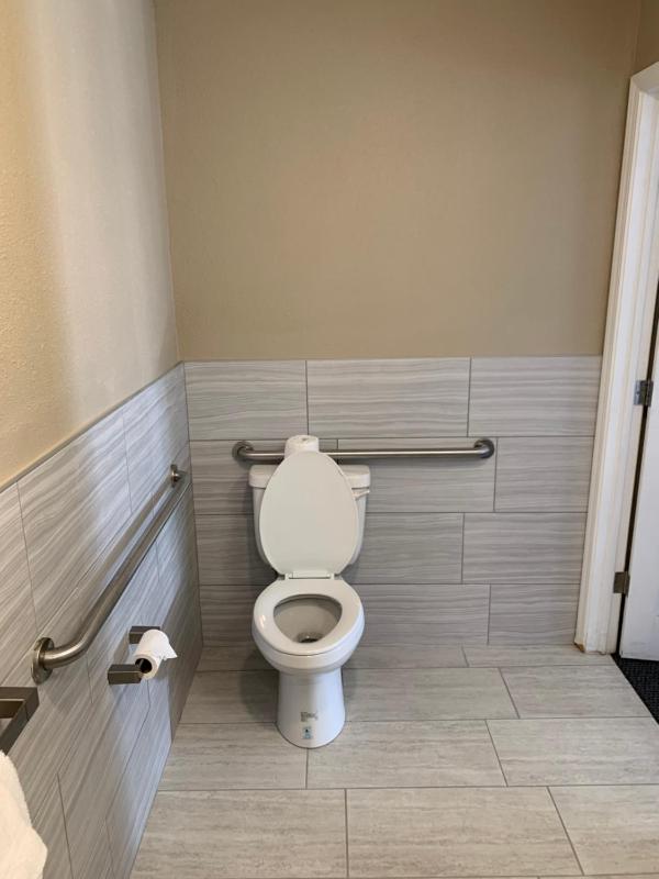 Queen Room - Disability Access image 3