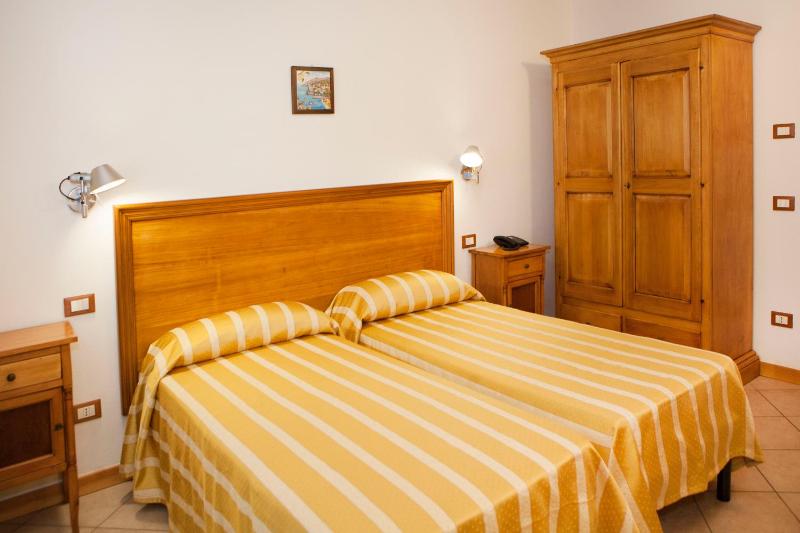 Twin Room with Private Bathroom image 1