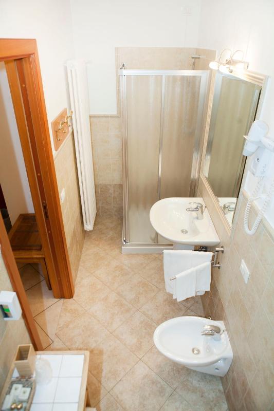 Twin Room with Private Bathroom image 4