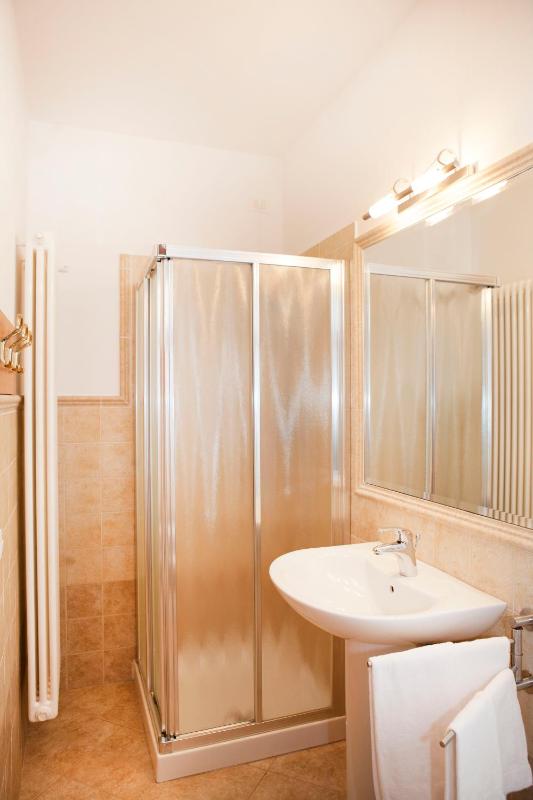 Twin Room with Private Bathroom image 3