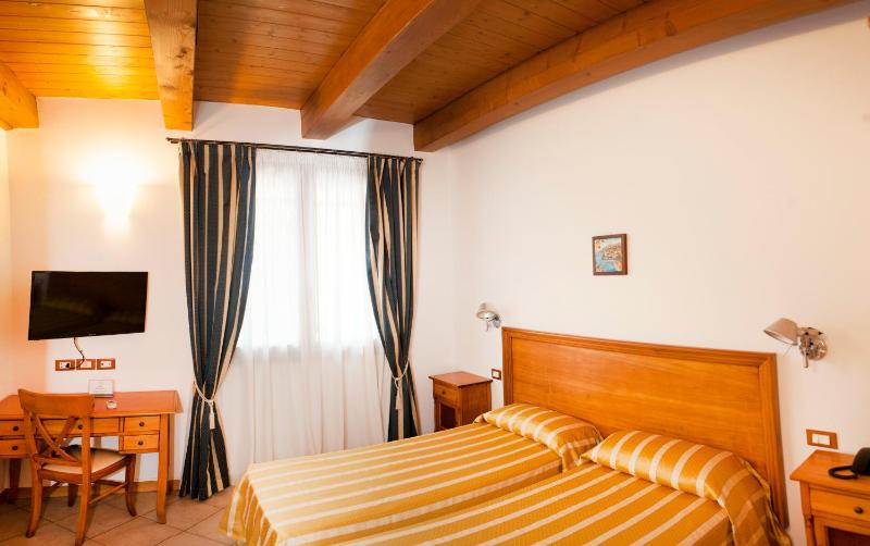 Twin Room with Private Bathroom image 2