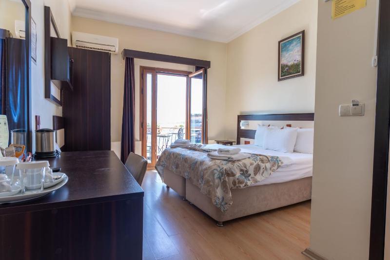 Superior Twin Room with Sea View image 1