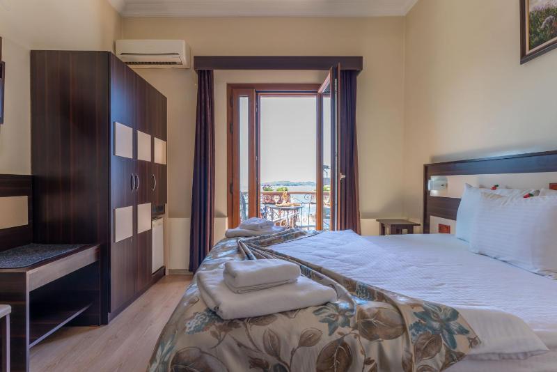 Superior Twin Room with Sea View image 3