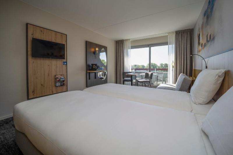 Standard Double Room with Balcony image 3