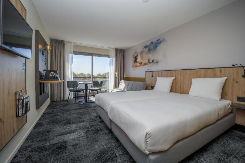 Standard Double Room with Balcony image 1