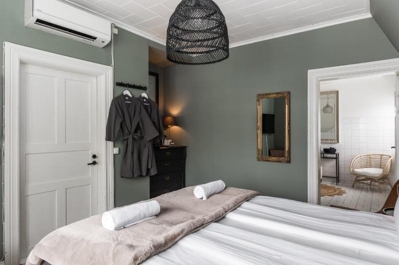 Large Double Room image 3