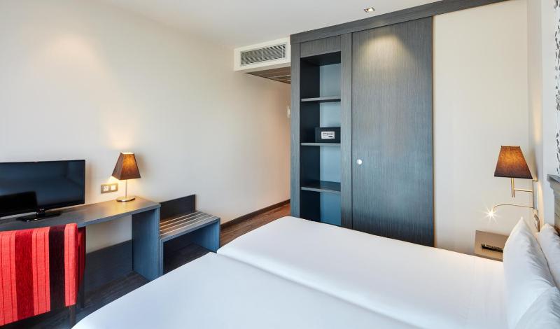 Double or Twin Room image 4