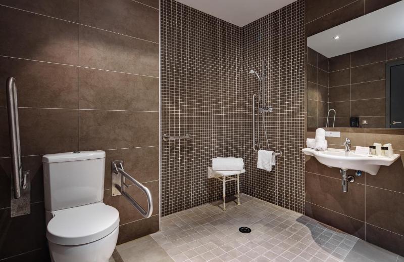 Queen Room image 3