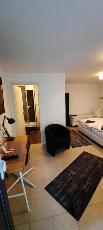 Quadruple Room image 4