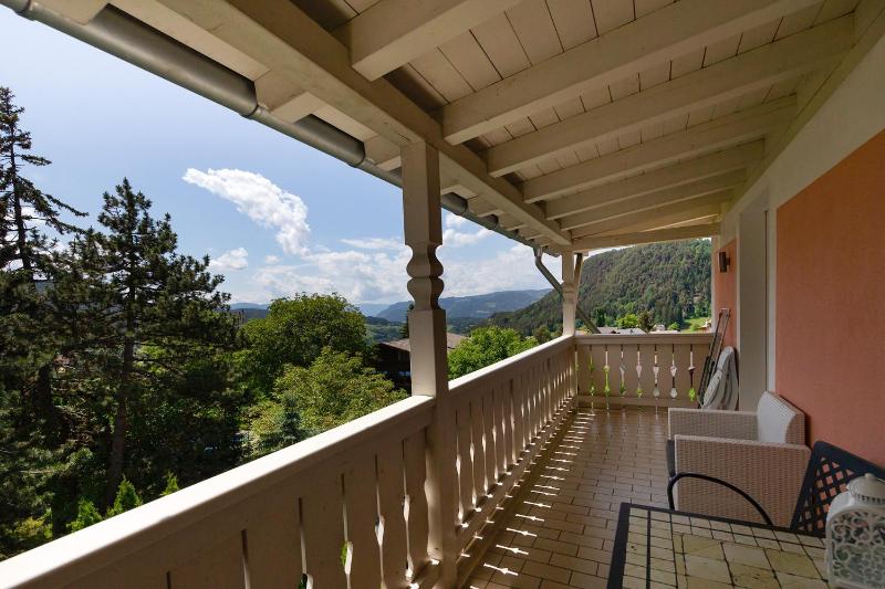 Two-Bedroom Apartment with Two Bathrooms and Mountain View image 4