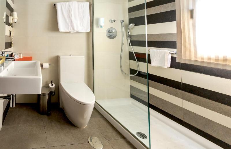 Twin Room image 4