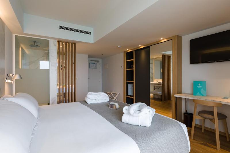 Double Room with Sea View image 4