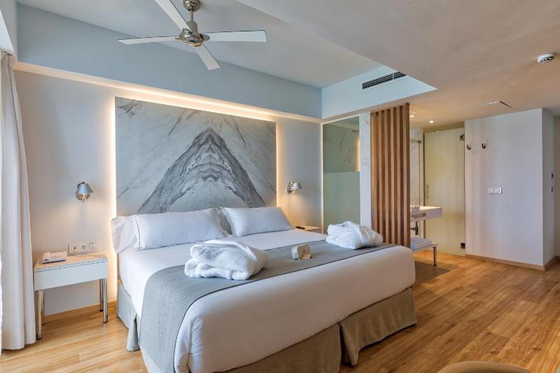 Double Room with Sea View image 3