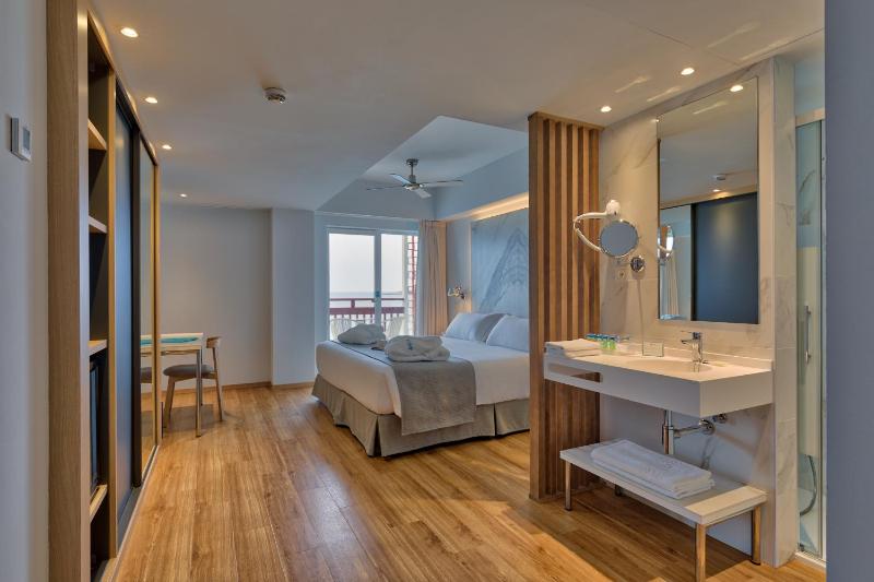 Double Room with Frontal Sea View image 4