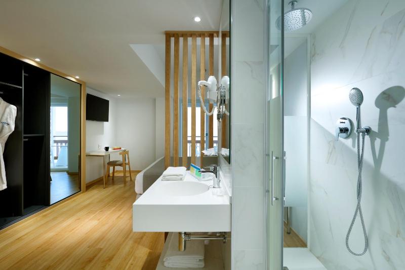 Double Room with Frontal Sea View image 3
