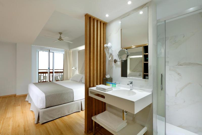 Double Room with Frontal Sea View image 2