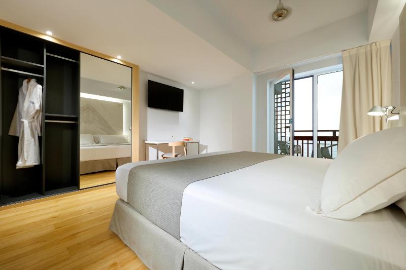 Double Room with Frontal Sea View image 1