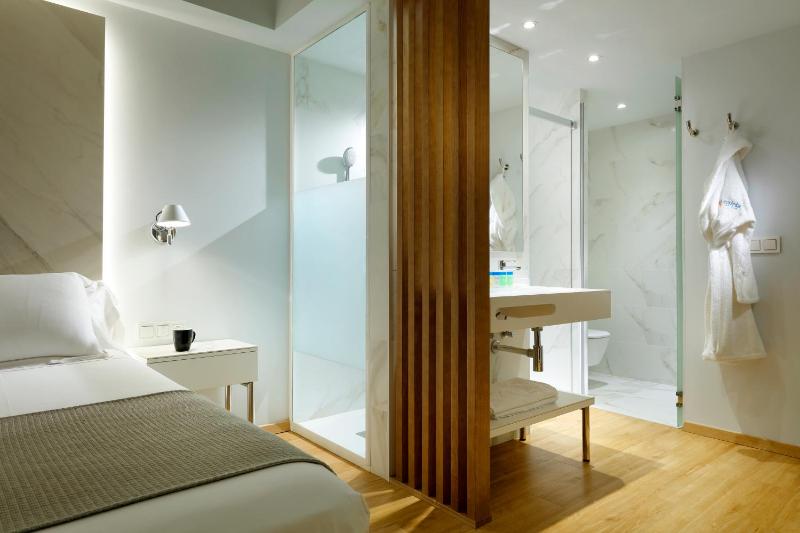 Double Room with Sea View image 2