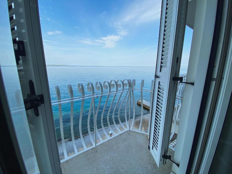 Double Room with Sea View image 4