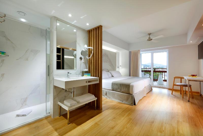 Double Room image 4