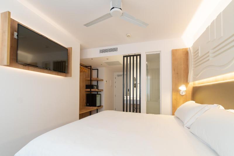 Queen Room image 2