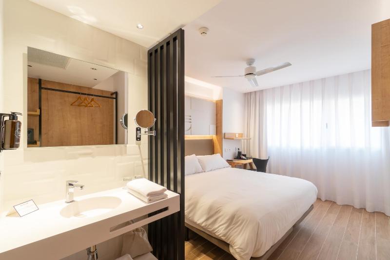 Queen Room image 3