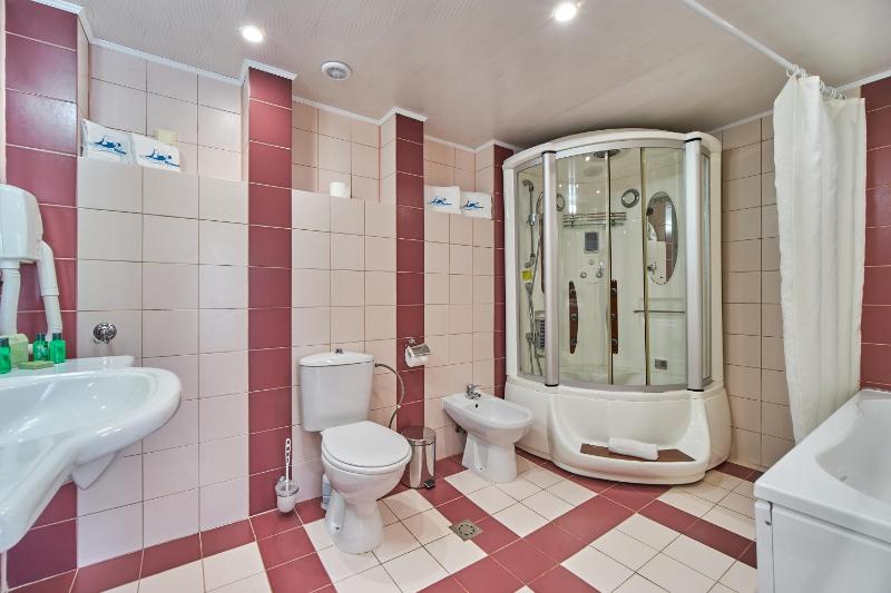 One-Bedroom Suite with Balcony and Side Sea View  image 3