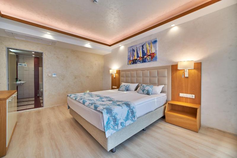 One-Bedroom Suite with Balcony and Side Sea View  image 4