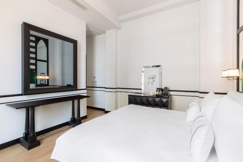 Deluxe Double Room image 4