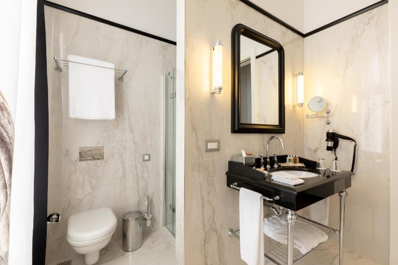 Deluxe Double Room with Sea View image 2