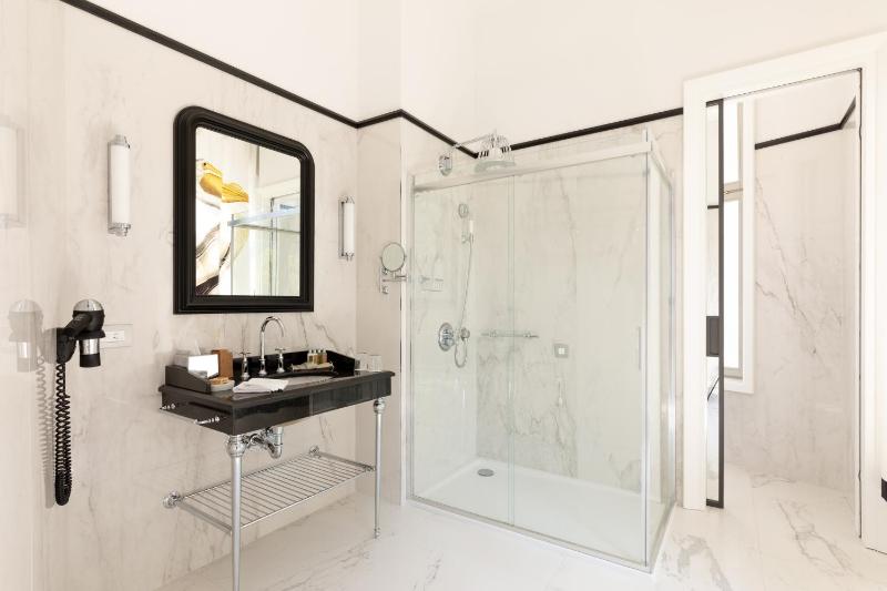 Suite with Sea View image 2