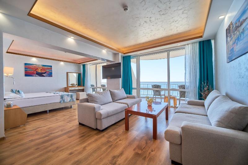 Junior Suite with Terrace and Front Sea View image 4