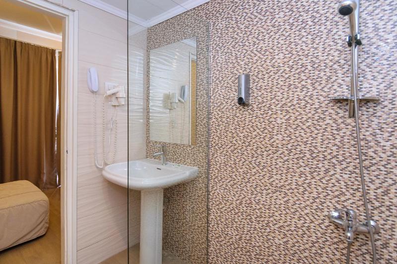 Superior Triple Room image 3