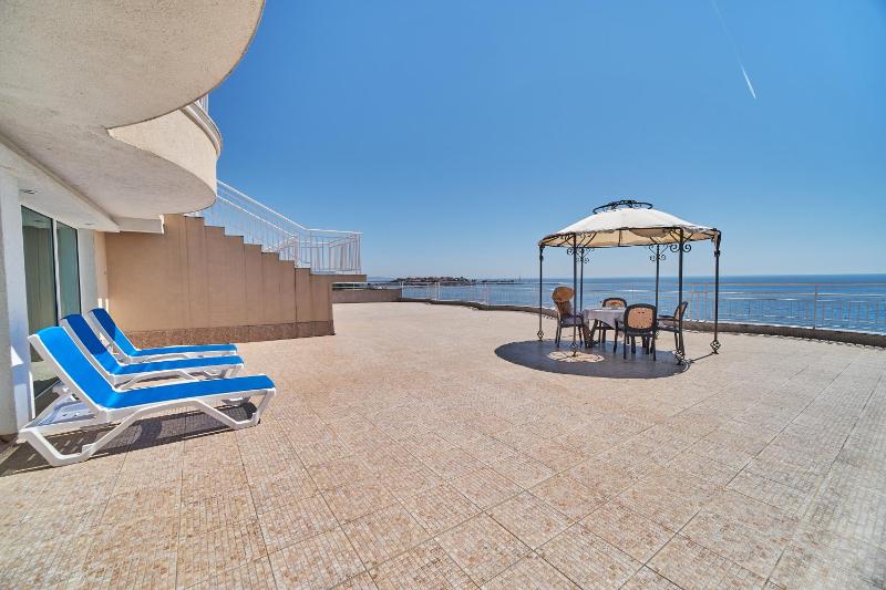 Deluxe Junior Suite with Terrace and Front Sea View  image 2