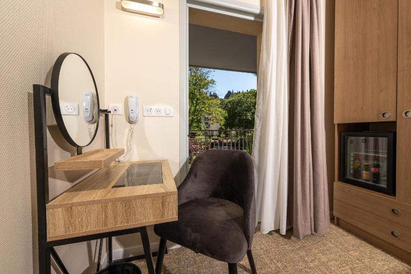 Superior Queen Room with Balcony and Garden View image 3