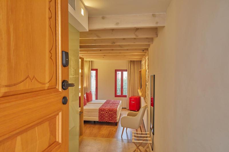 Deluxe Room image 3