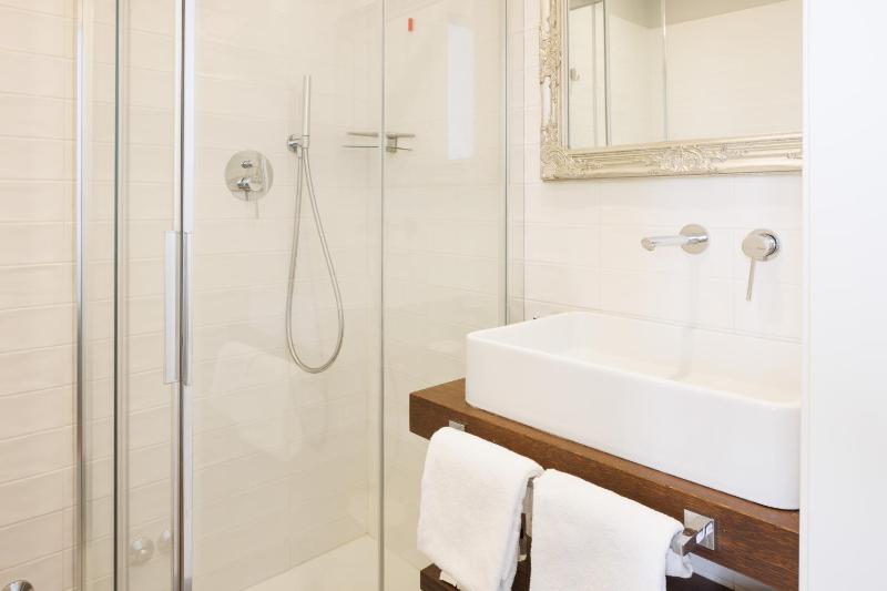 Classic Double or Twin Room image 4