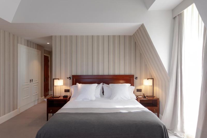 Deluxe Double or Twin Room image 3
