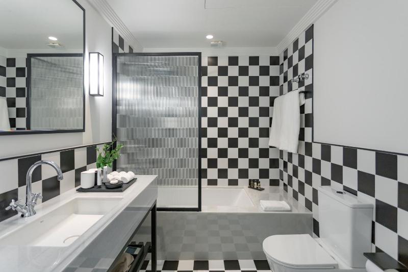 Family Room image 3