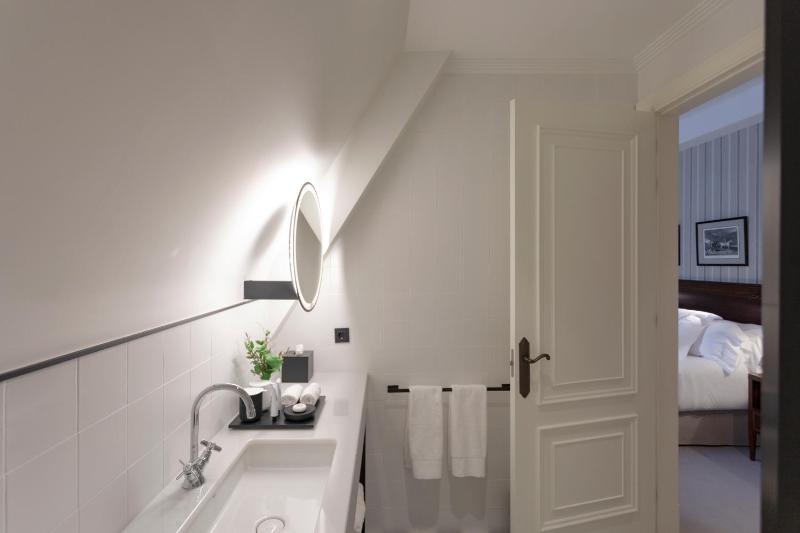 Small Double Room image 3