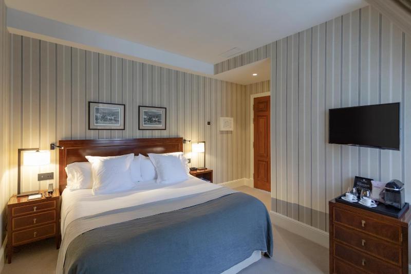 Small Double Room image 4