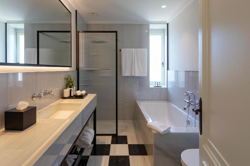 Deluxe Double Room with Balcony image 2