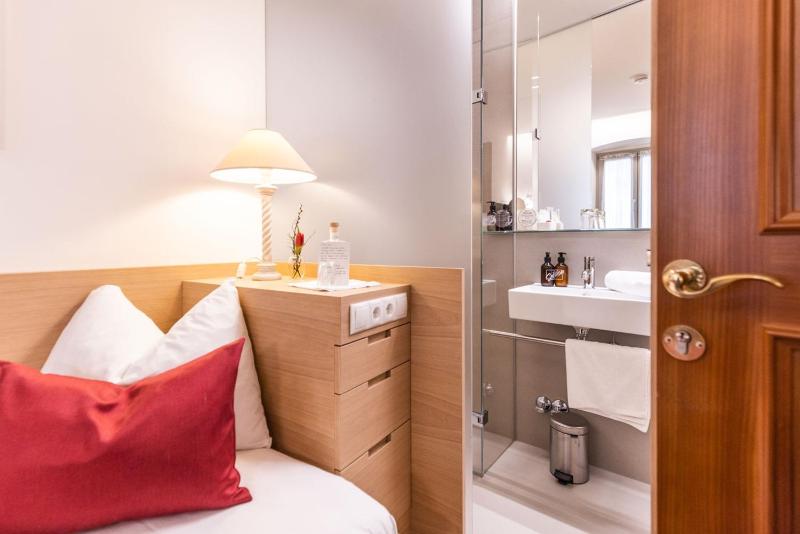 Small Single Room image 3