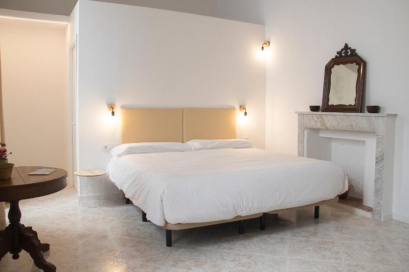 Deluxe Double Room image 2