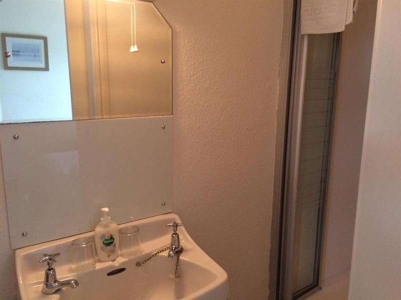Single Room with Shower image 4