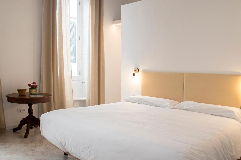 Deluxe Double Room image 3