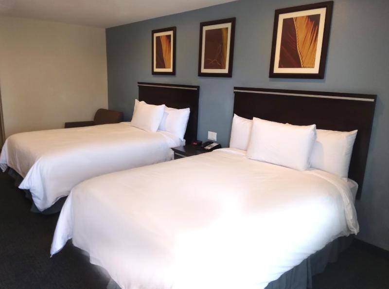 Queen Room with Two Queen Beds image 2